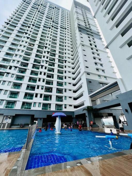Attractive 3 Bedroom Condo With Pool-D Raudhah Homestay Kajang Dış mekan fotoğraf